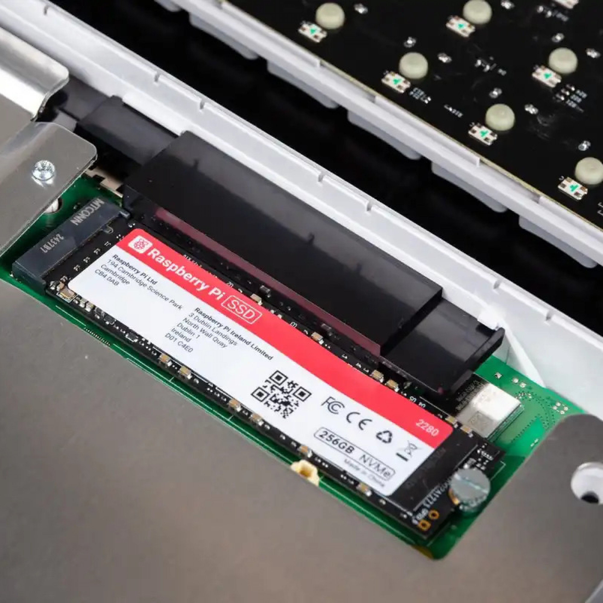 Мінікомпьютер Raspberry Pi 500+
